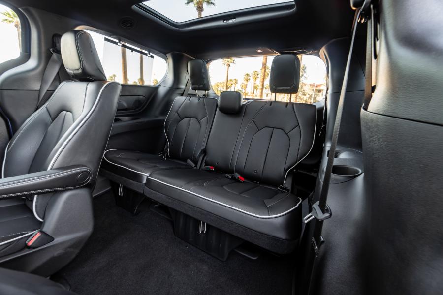 Интерьер Chrysler Pacifica Hybrid S Appearance Package (RU) 2018 года  (фото 4 из 33)